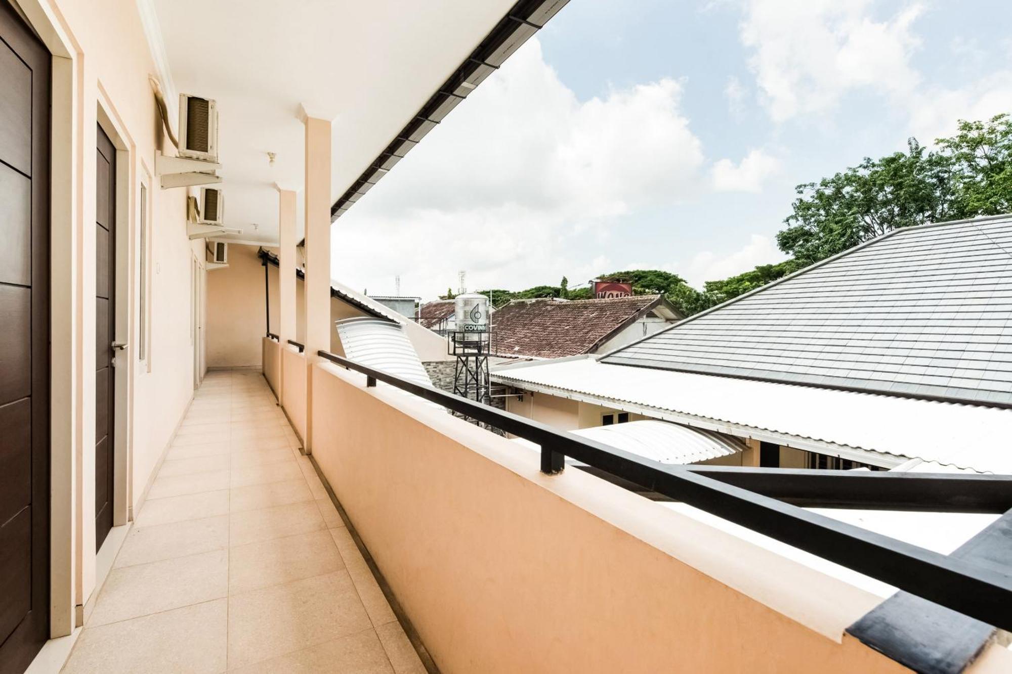 Oyo Life 3398 Griya Rm 19 Syariah Hotel Surabaya Bagian luar foto