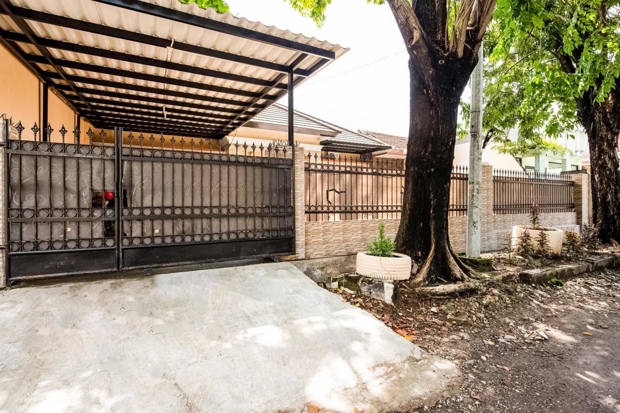 Oyo Life 3398 Griya Rm 19 Syariah Hotel Surabaya Bagian luar foto